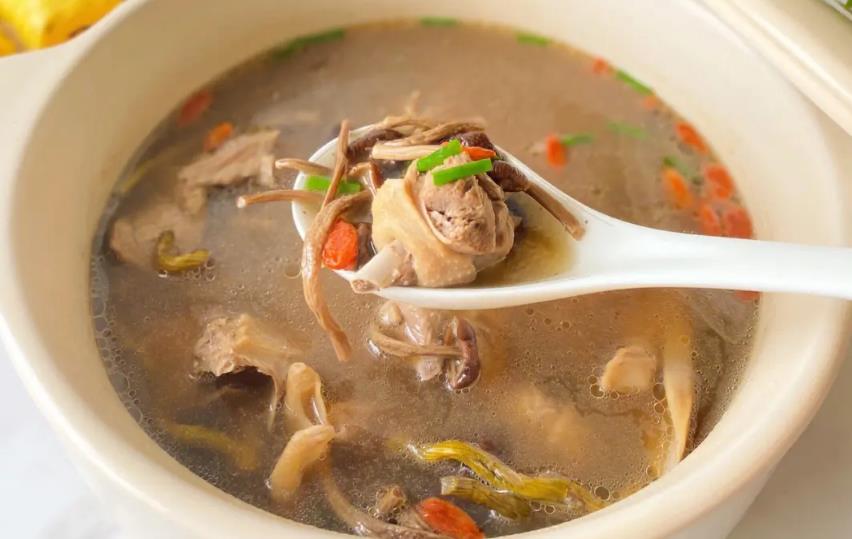 石斛与西洋参煲鸡汤搭配效果更好，既美味又营养的养生之道